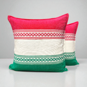 Par de Fundas Artesanales para Cojín – 50 × 50 cm, Verde, Natural y Rojo (Liso tricolor grecas)