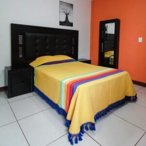 Colcha Artesanal Todo Amarillo Cabeceras de Colores – Disponible en 4 tamaños.