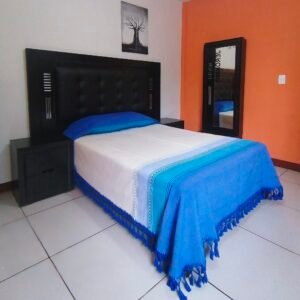Colcha Artesanal Tonos Azules  Desvanecido Fondo Natural – Disponible en 4 tamaños