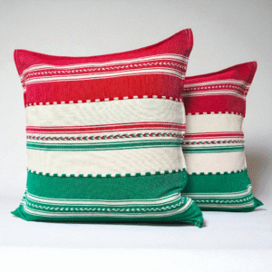 Par de Fundas Artesanales para Cojín – 50 × 50 cm, Verde, Natural y Rojo (Tricolor flecha)