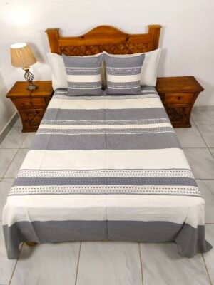 Juego de Colcha Artesanal con Cojines y Fundas – Algodón Gris Oxford y Natural.