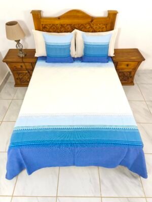 Juego de Colcha Artesanal con Cojines y Fundas – Algodón Todo Azules Fondo Natural.