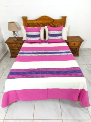 Juego de Colcha Artesanal con Cojines y Fundas – Algodón Rosa, Natural y Morado