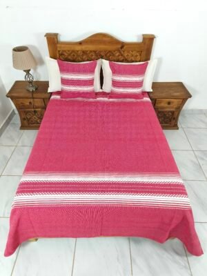 Juego de Colcha Artesanal con Cojines y Fundas – Algodón Todo Roja Detalles en Natural.