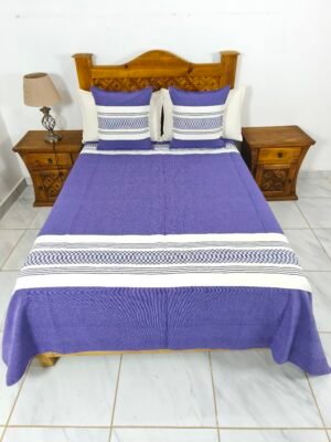 Juego de Colcha Artesanal con Cojines y Fundas – Algodón Todo Morado Detalles en Natural.