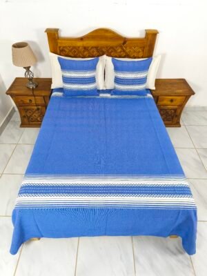 Juego de Colcha Artesanal con Cojines y Fundas – Algodón Todo Azul Detalles Natural.