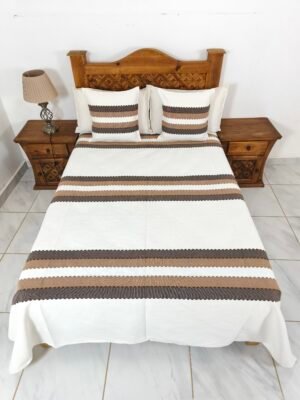 Juego de Colcha Artesanal con Cojines y Fundas – Algodón Natural Cabecera en Cafés.