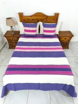 Juego de Colcha Artesanal con Cojines y Fundas – Algodón Morado Natural Detalles en Rosa