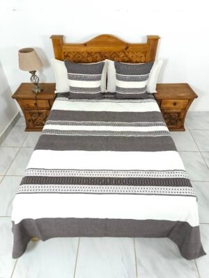 Juego de Colcha Artesanal con Cojines y Fundas – Algodón Chocolate con Natural.