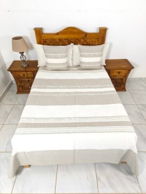 Juego de Colcha Artesanal con Cojines y Fundas – Algodón Ceniza con Natural.